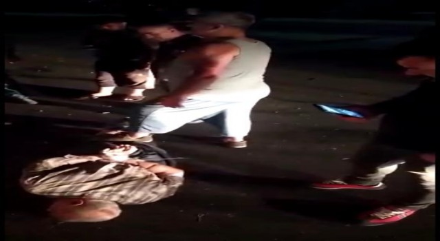 Hırsızlık şüphelisinin elini kolunu bağlayıp polise teslim ettiler