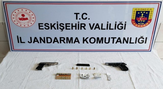 Hırsızlıktan aranan 2 şüphelinin aracında silah ve uyuşturucu madde ele geçirildi