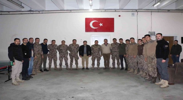 Hizan Kaymakamı Özçelik, özel harekat polislerini ziyaret etti