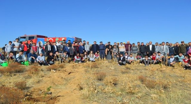 Hüyükte hatıra ormanına ilçe protokolü fidan dikti