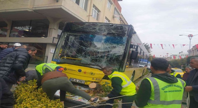 İETT sürücüsü direksiyonda fenalaştı: Önce motosiklete ardından kaldırıma çarptı