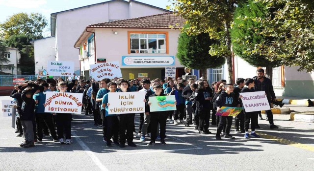 İklim değişikliği ile mücadeleye dikkat çekmek için bando eşliğinde yürüdüler
