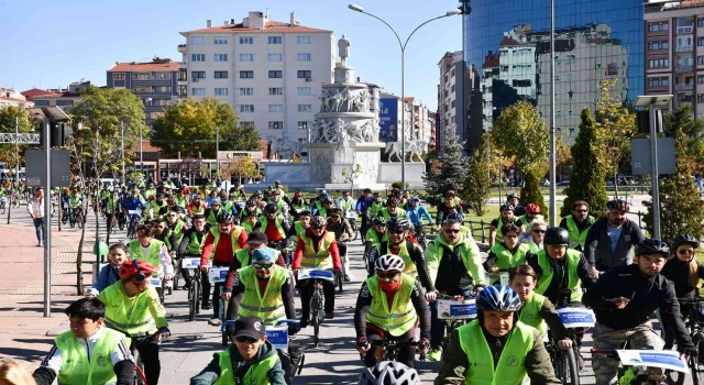 İklim değişikliğine dikkat çekmek için pedal çevirdiler