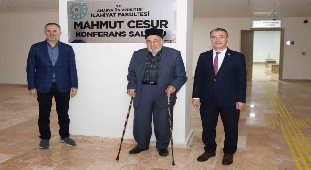 İlahiyat fakültesi konferans salonuna Mahmut Cesurun adı verildi