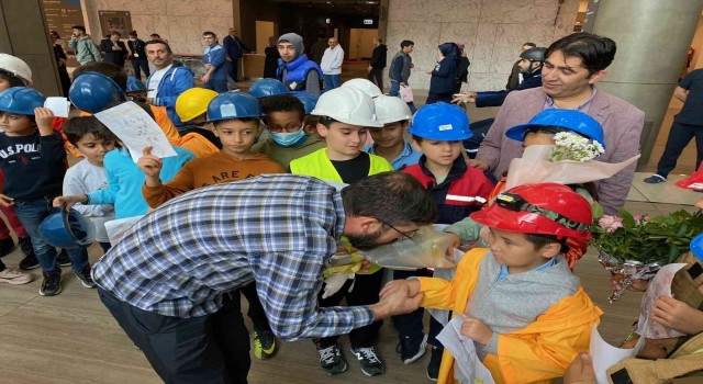 İlkokul öğrencilerinden yaralı maden işçilerinin yakınlarına anlamlı ziyaret