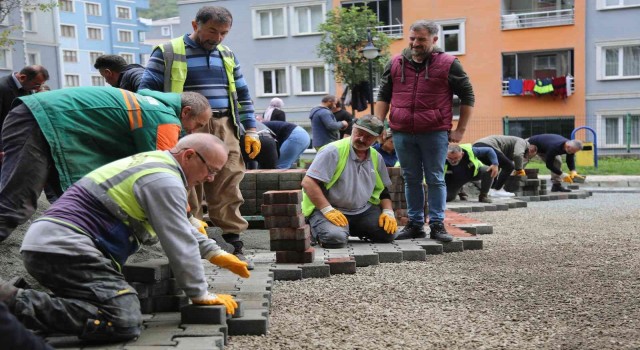 İmece ile ilçelerinin caddelerine parke taşı döşediler