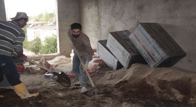 İnşaat işçisi ilk şiir kitabını çıkardı