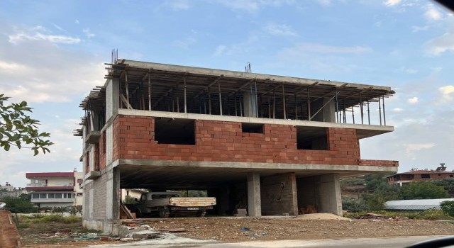 Antalya Serik'te İnşaattan düşen işçi kaldırıldığı hastanede hayatını kaybetti