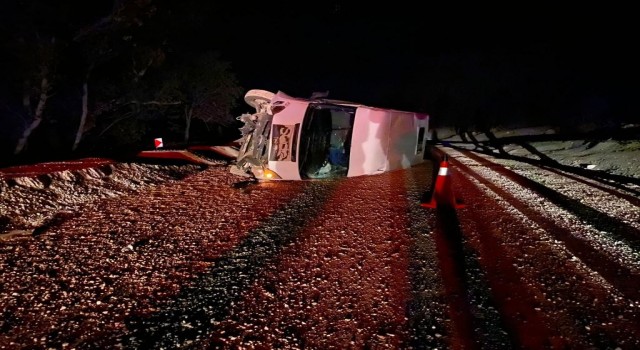 İşçileri taşıyan minibüs devrildi: 13 yaralı
