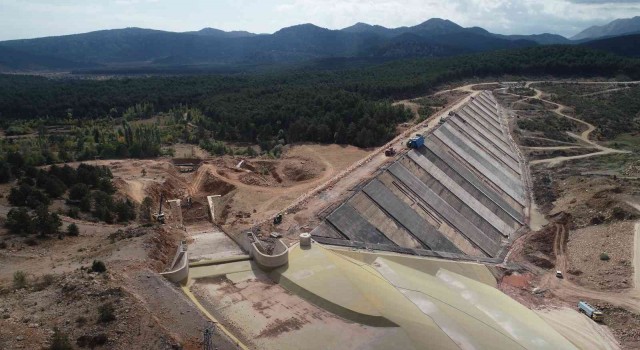 Isparta Yenişarbademli Barajında çalışmalar devam ediyor