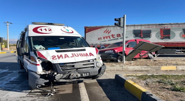 Ispartada ambulans ile hafif ticari araç çarpıştı: 1 ölü, 6 yaralı