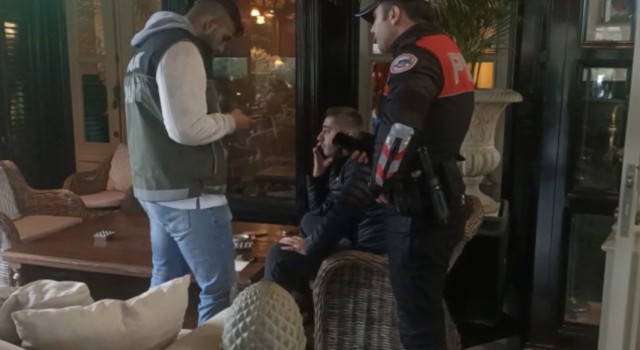 İstanbulda AVMlerde eş zamanlı yabancı şahıs denetimi: Üstünden silah çıktı