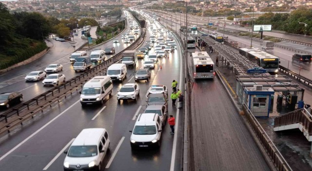 İstanbulda etkili olan sağanak yağış yoğun trafiğe sebep olurken yağışla beraber ortaya çıkan gökkuşağı kartpostallık manzara oluşturdu