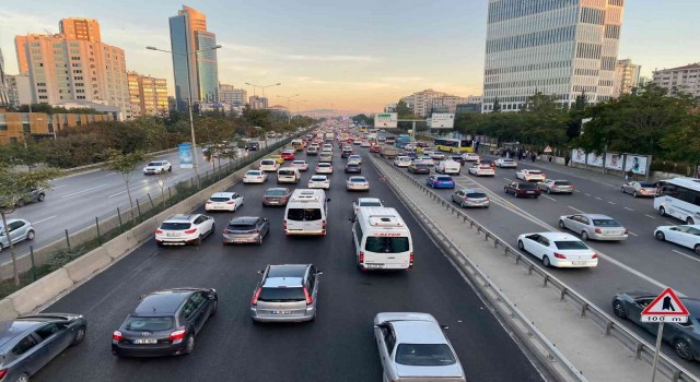 İstanbulda haftanın ilk günü trafik yoğunluğu yüzde 51e ulaştı