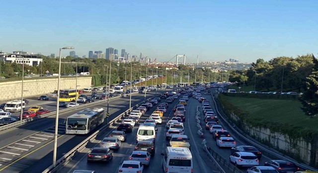 İstanbulda haftanın ilk gününde trafikte yoğunluk yaşandı