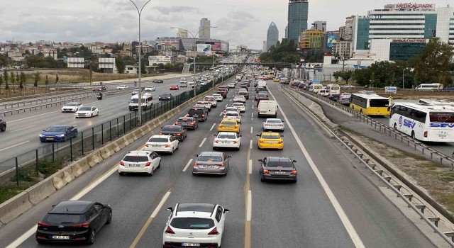 İstanbulda haftanın son iş gününde trafik yoğunluğu