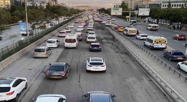 İstanbulda haftanın son iş gününde trafik yoğunluğu oluştu