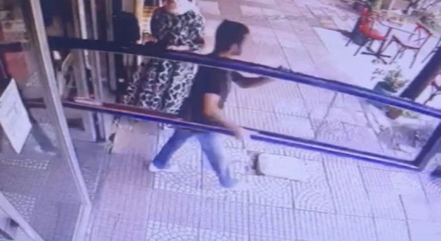 İstanbulda ilginç hırsızlık kamerada: Halterci gibi yüklendiği tabelayı çaldı