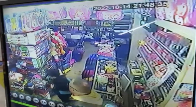 İstanbulda kırtasiyeci dehşeti kamerada: Gürültü yapan çocukları dövdü