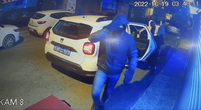İstanbulda komedi filmlerini aratmayan anlar kamerada: Hırsızlar kaçarken suç ortağını unuttu
