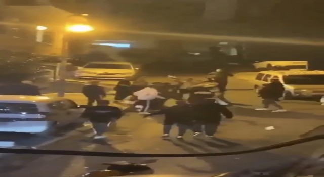 İstanbulda korkunç kavga kamerada: Kaskla kafalarına vurdular