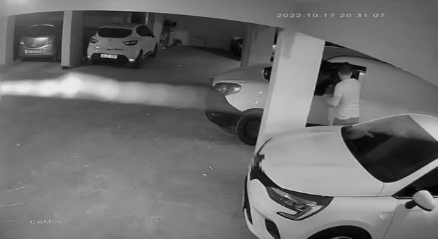 İstanbulda kundakçı komşu dehşeti: Komşusunun aracını benzinle yaktı