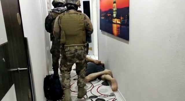 İstanbulda oto hırsızlığı çetesine operasyon kamerada