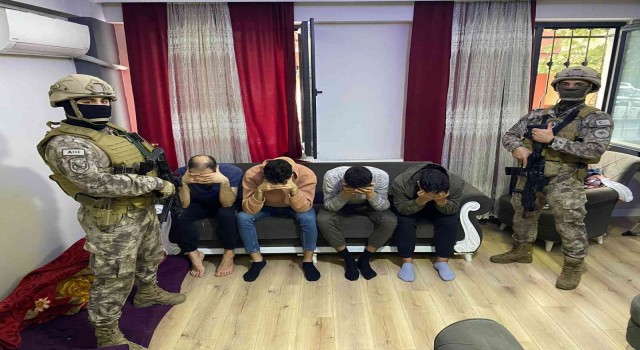 İstanbulda sahte pasaport baskını: Baskın yapılan dairede gizli bölmeler bulundu
