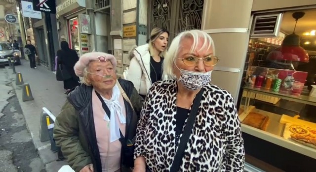 İstanbulda taksici rezaleti: Yaşlı iki kadını görmezden gelip yanlarından geçtiler