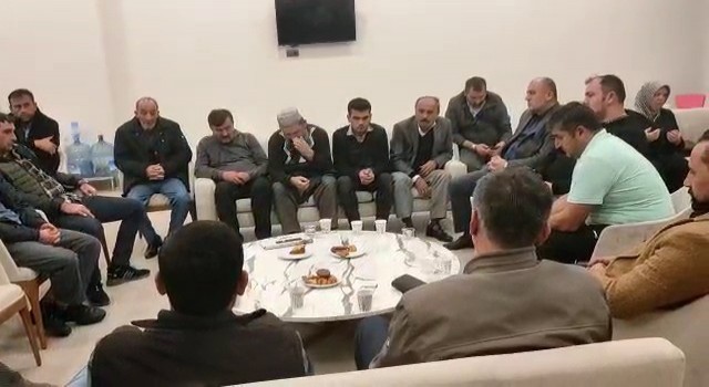 İstanbulda tedavileri süren madencilerin yakınları patlamada hayatını kaybeden madenciler için Kuran-ı Kerim okudu