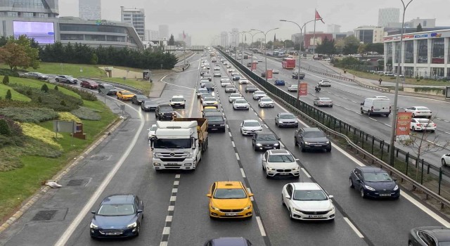 İstanbulda yağmur nedeniyle trafik yoğunluğu yaşanıyor