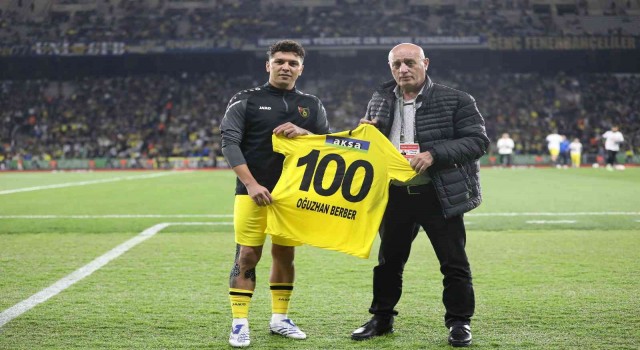 İstanbulspor ile 100. maçına çıkan Oğuzhan Berbere plaket verildi