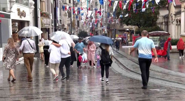 İstiklal ve Taksimde aniden bastıran yağış, vatandaşlara zor anlar yaşattı