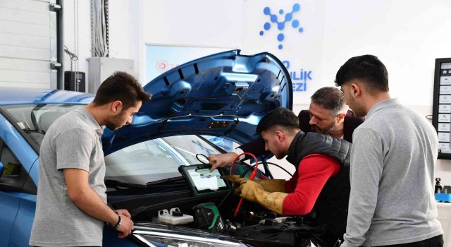 İTO yerli otomobil öncesi elektrikli araç tamiri için eğitim süreci başlattı