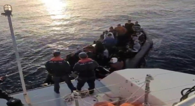 İzmir açıklarında 143 göçmen kurtarıldı, 31 göçmen yakalandı
