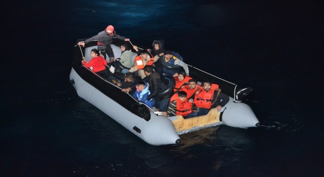 İzmir açıklarında 208 düzensiz göçmen kurtarıldı, 94 göçmen yakalandı