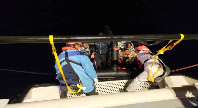 İzmir açıklarında 38 göçmen kurtarıldı