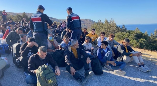 İzmirde 107 düzensiz göçmen ve 11 organizatör yakalandı