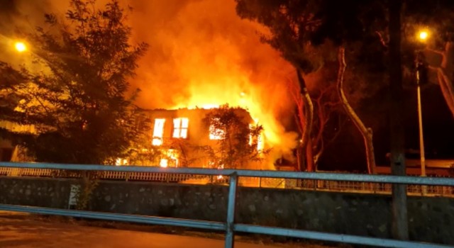 İzmirde 2 katlı bina alev alev yandı