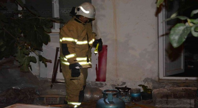 İzmirde 2 katlı binada patlama: 1i çocuk 3 kişi yaralandı
