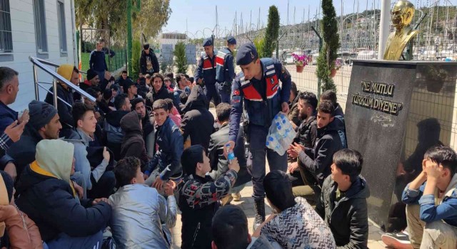 İzmirde 9 ayrı göçmen kaçakçılığı operasyonunda 180 düzensiz göçmen yakalandı
