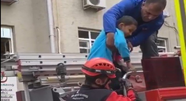 İzmirde aile sağlığı merkezinde korkutan yangın: 3ü çocuk 13 kişi kurtarıldı