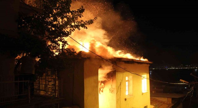 İzmirde alevli gece: 3 katlı müstakil ev alev alev yandı