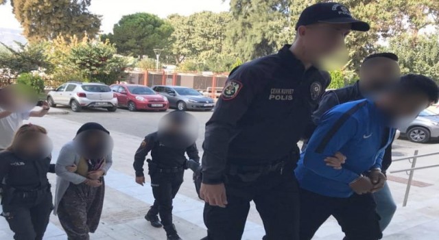 İzmirde anne oğul torbacı, narkotik polisine yakalandı