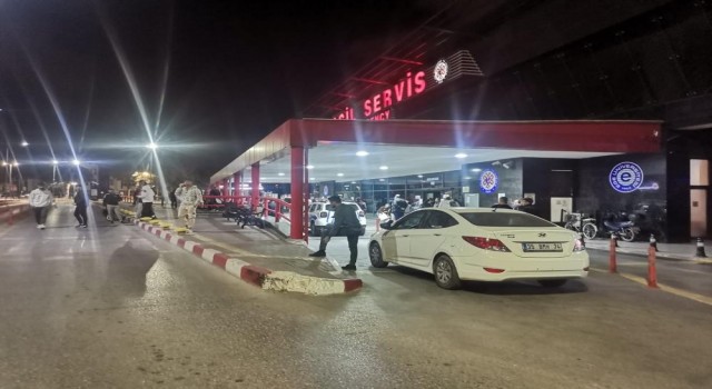 İzmirde bıçakla ağır yaralanan genç, hayata tutunamadı