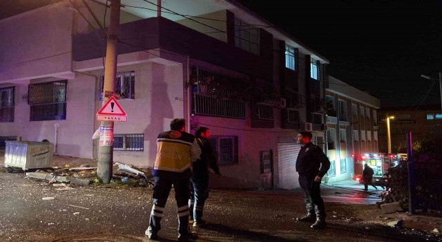 İzmirde dini içerikli kitapları ve eşyalarını yakarak balkondan aşağı atan kadın, daha sonra da kendi evini yaktı