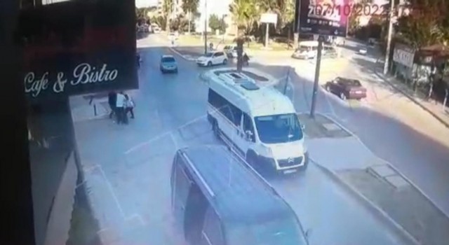 İzmirde doktorun 3 zanlı tarafından sopalarla darp edilmesi kamerada