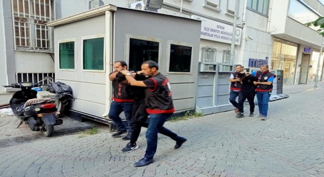 İzmirde içki sofrasında Kuran-ı Kerimi yırtıp ateşe veren Berke Can Çoban ve Mert Atakan Durmaz, çıkarıldıkları mahkeme tarafından tutuklandı.