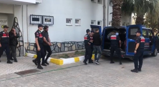 İzmirde jandarmanın yakaladığı 6 insan kaçakçısı tutuklandı
