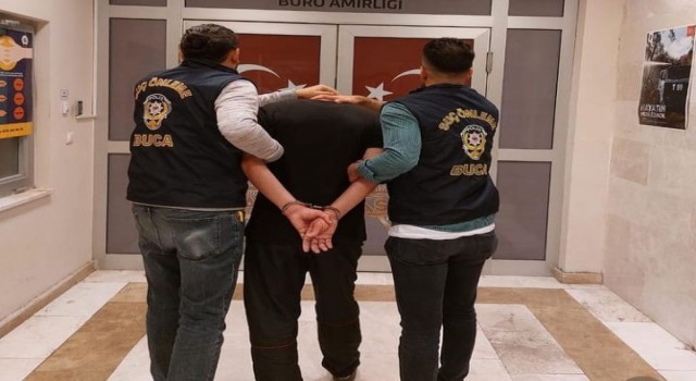 İzmirde kız yurdunun önünde uygunsuz hareketler yapan şahıs yakalandı